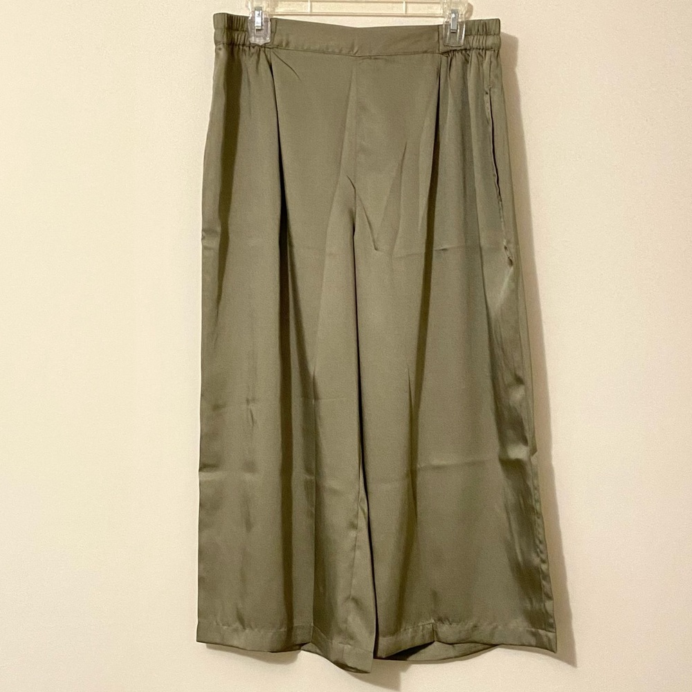 DKNY satin wide leg pull on pleated palazzo pants w pockets. Size L NWT